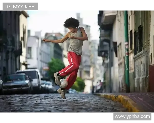 超级足球明星化身普通路人挑战街头足球技艺引发热议与欢笑